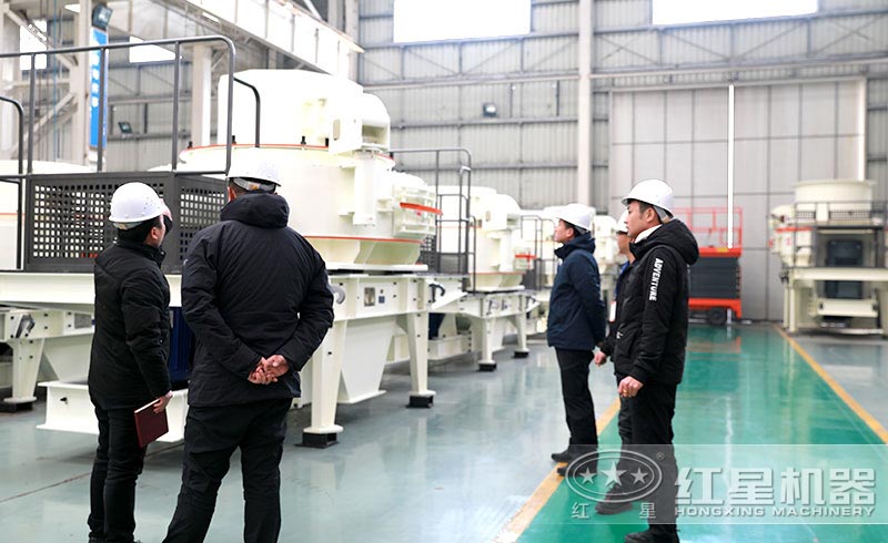 用戶來(lái)廠考察制砂機(jī)生產(chǎn)車間 用戶來(lái)廠考察制砂機(jī)生產(chǎn)車間