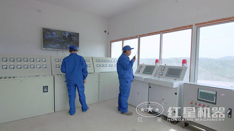 紅星技術工程師在現(xiàn)場調(diào)試設備 紅星技術工程師在現(xiàn)場調(diào)試設備