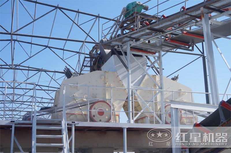 反擊式破碎機(jī)現(xiàn)場 反擊式破碎機(jī)現(xiàn)場