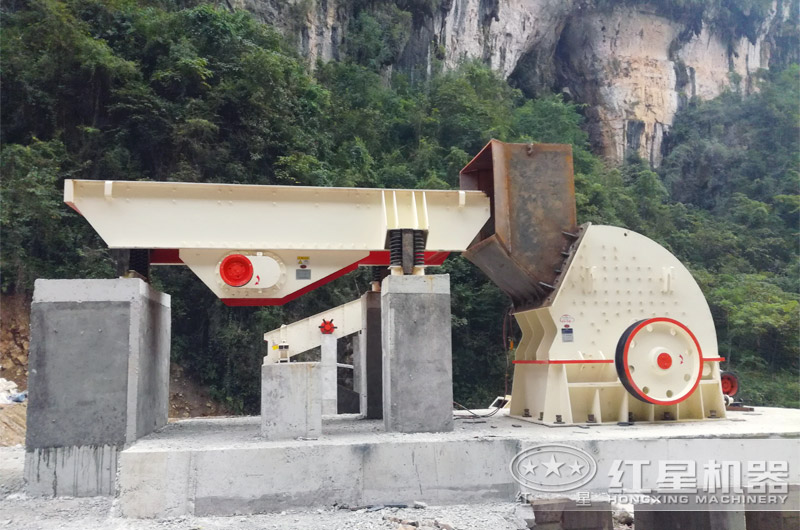 錘式破碎機(jī)現(xiàn)場 錘式破碎機(jī)現(xiàn)場