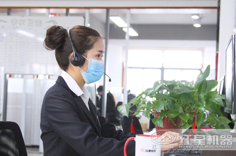 24小時(shí)客服全身心工作，用專注點(diǎn)亮了責(zé)任