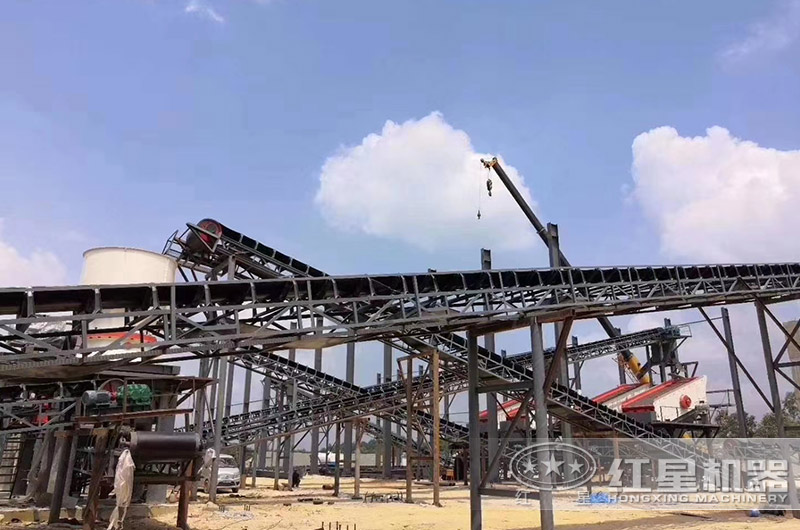 金礦破碎、篩分生產(chǎn)現(xiàn)場