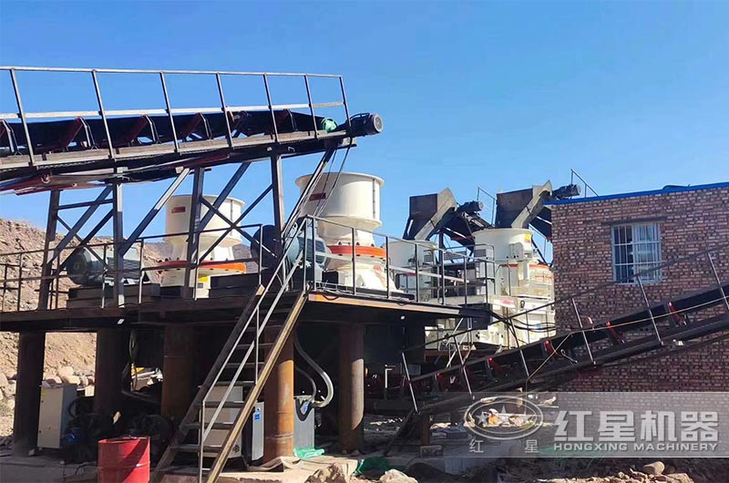 大型圓錐破碎機現(xiàn)場 大型圓錐破碎機現(xiàn)場