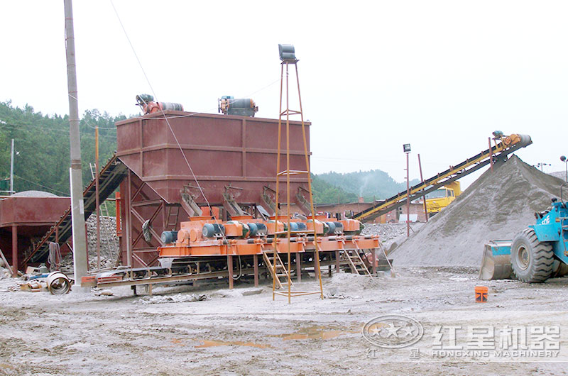 對(duì)輥式破碎機(jī)生產(chǎn)現(xiàn)場(chǎng) 對(duì)輥式破碎機(jī)生產(chǎn)現(xiàn)場(chǎng)