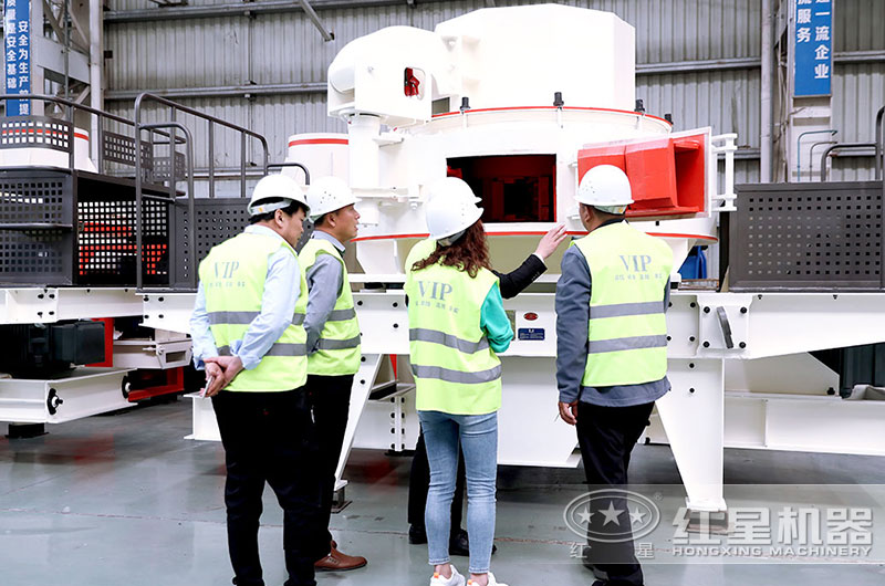 用戶到廠參觀，近距離考察制沙機設(shè)備