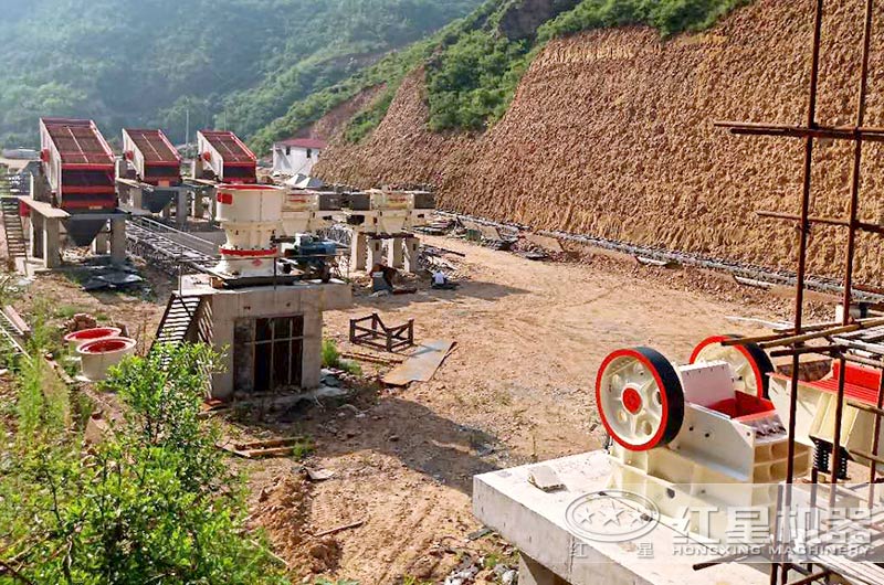 沙廠生產(chǎn)線安裝安裝中，石料粉碎設(shè)備有鄂破、圓錐破和制砂機(jī)