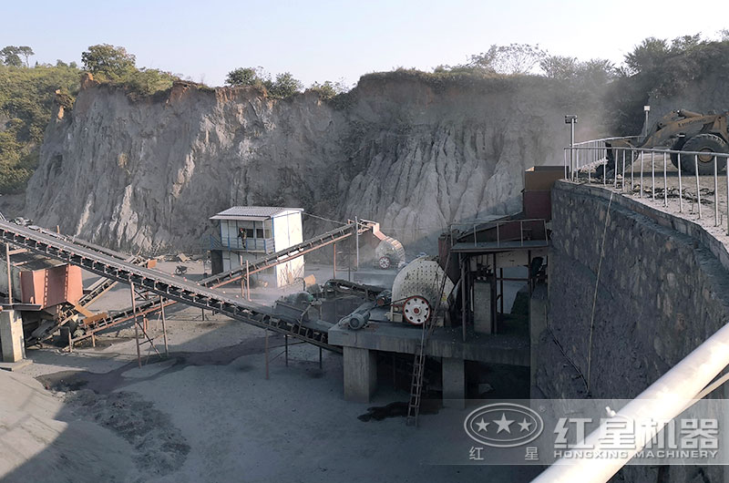 1214重錘破生產(chǎn)現(xiàn)場，破碎煤矸石