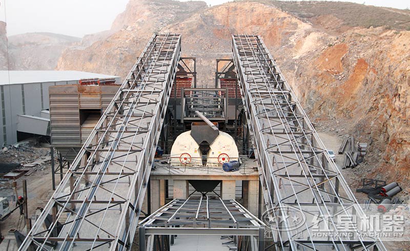 紅星錘式破碎機安裝生產(chǎn)現(xiàn)場 紅星錘式破碎機安裝生產(chǎn)現(xiàn)場