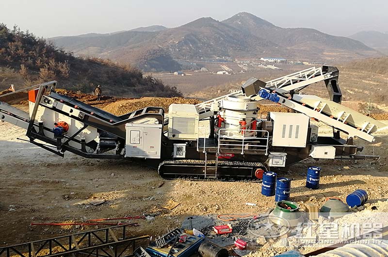 移動(dòng)式圓錐破碎機(jī)現(xiàn)場(chǎng)實(shí)拍，整機(jī)作業(yè)，抵一條生產(chǎn)線