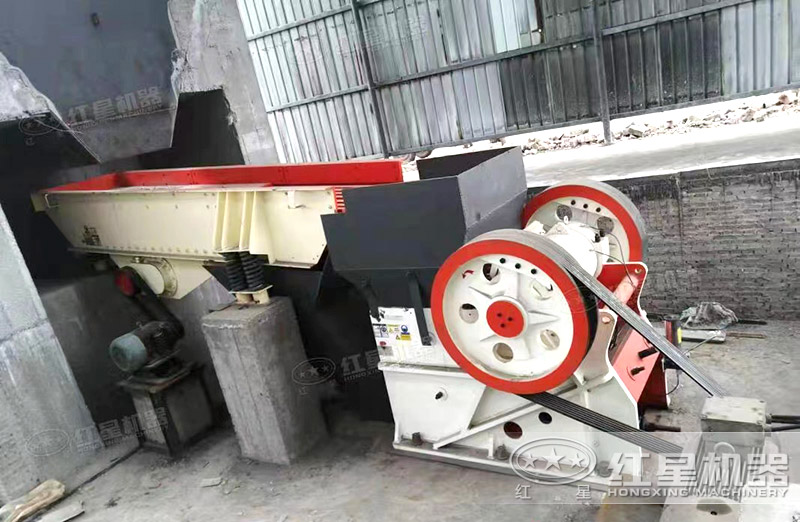 粗料破碎機(jī)一臺(tái)多少錢，每小時(shí)產(chǎn)量多少噸，有沒有現(xiàn)場(chǎng)視頻