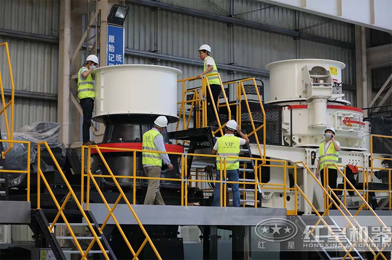 一飽眼福！四條時(shí)產(chǎn)200噸的機(jī)制砂生產(chǎn)線作業(yè)現(xiàn)場(chǎng)