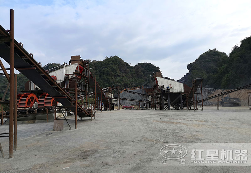 方案三配置現(xiàn)場(chǎng)：破碎機(jī)+制砂機(jī)+洗砂機(jī)，費(fèi)用80萬(wàn)以上