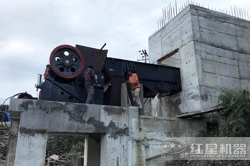 大型鱷式碎石機(jī)設(shè)備不同、型號(hào)不同、報(bào)價(jià)不同