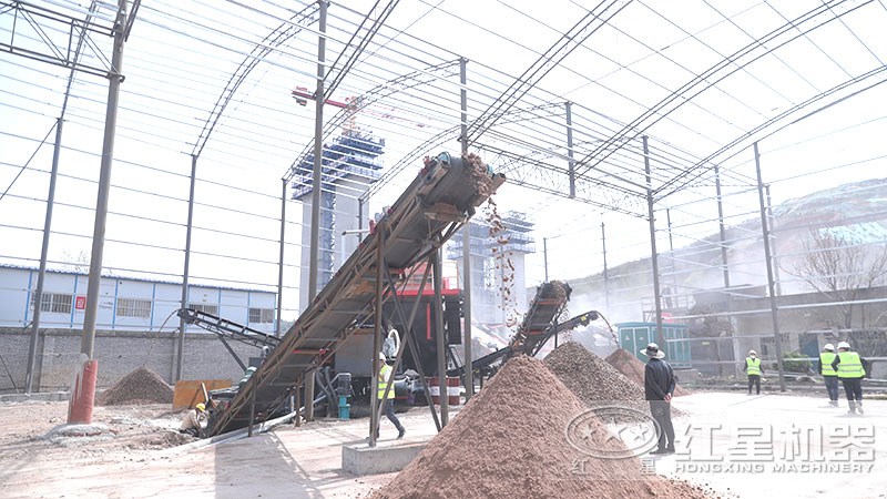 移動(dòng)石子制砂機(jī)拉到現(xiàn)場(chǎng)就地作業(yè)，整機(jī)一體化