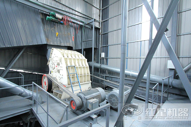 錘式破碎機(jī)安裝現(xiàn)場，僅需一臺設(shè)備足以